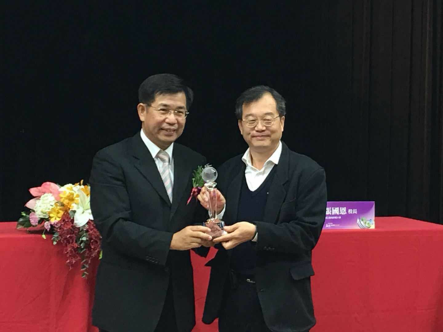 恭賀！潘部長頒發楊熾康老師教育學術團體木鐸獎！